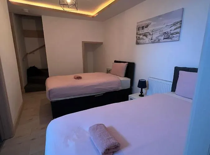 Beautiful 3 Bedroom 2 Bathroom House Close To Centre