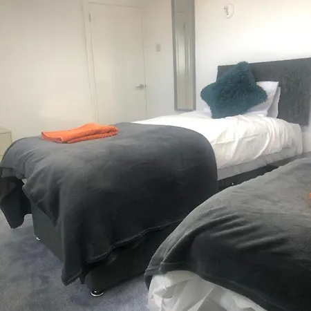 Beautiful 3 Bedroom 2 Bathroom House Close To Centre * 리즈