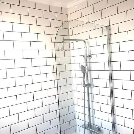 Beautiful 3 Bedroom 2 Bathroom House Close To Centre 리즈