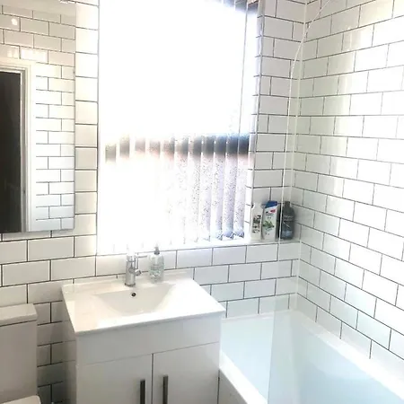 Beautiful 3 Bedroom 2 Bathroom House Close To Centre