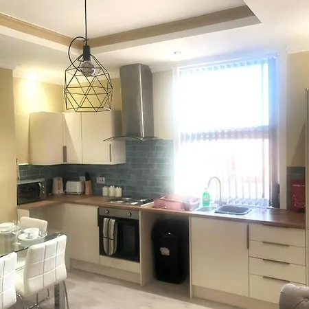 Beautiful 3 Bedroom 2 Bathroom House Close To Centre 아파트 *