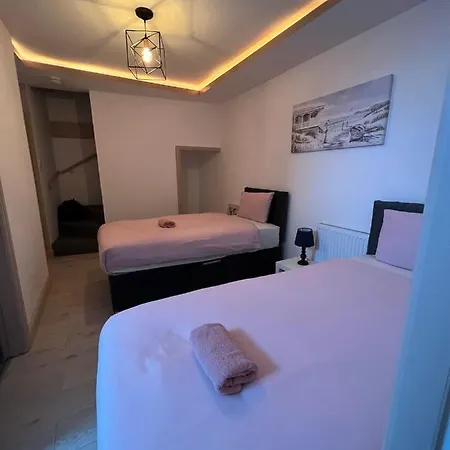 Beautiful 3 Bedroom 2 Bathroom House Close To Centre