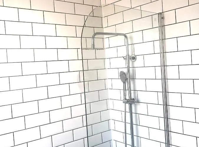 Beautiful 3 Bedroom 2 Bathroom House Close To Centre Лідс