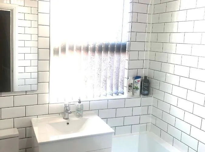 Beautiful 3 Bedroom 2 Bathroom House Close To Centre