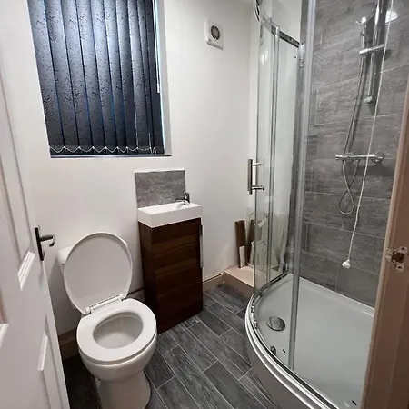 Beautiful 3 Bedroom 2 Bathroom House Close To Centre *