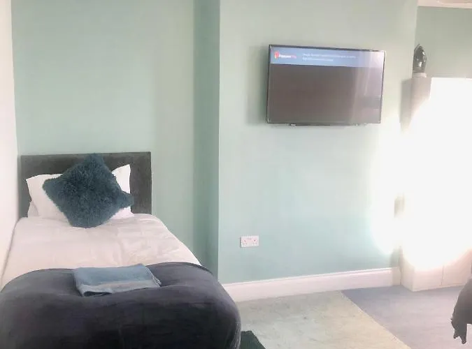 Beautiful 3 Bedroom 2 Bathroom House Close To Centre Apartment Leeds (West Yorkshire)