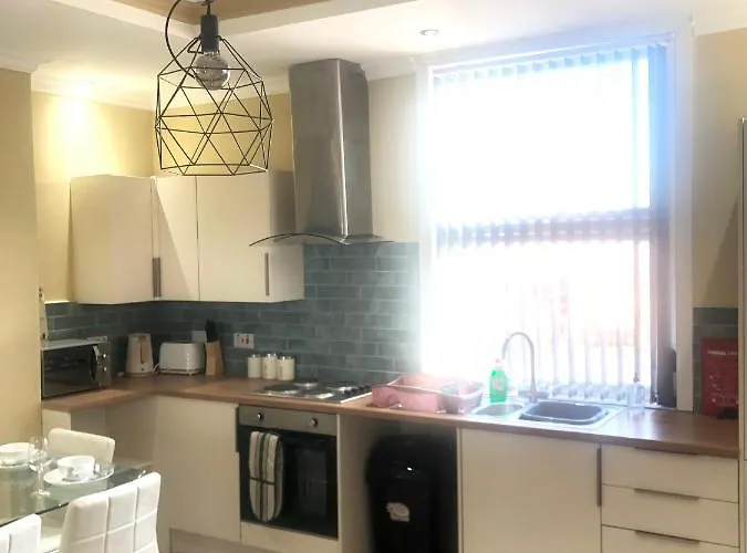 Beautiful 3 Bedroom 2 Bathroom House Close To Centre Apartment *