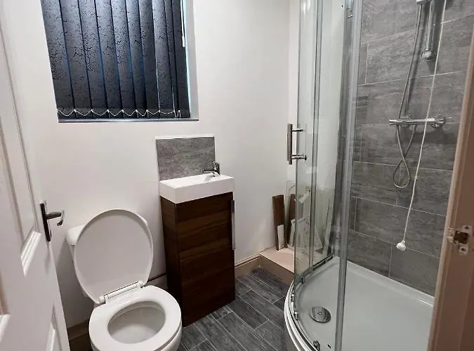 Beautiful 3 Bedroom 2 Bathroom House Close To Centre *